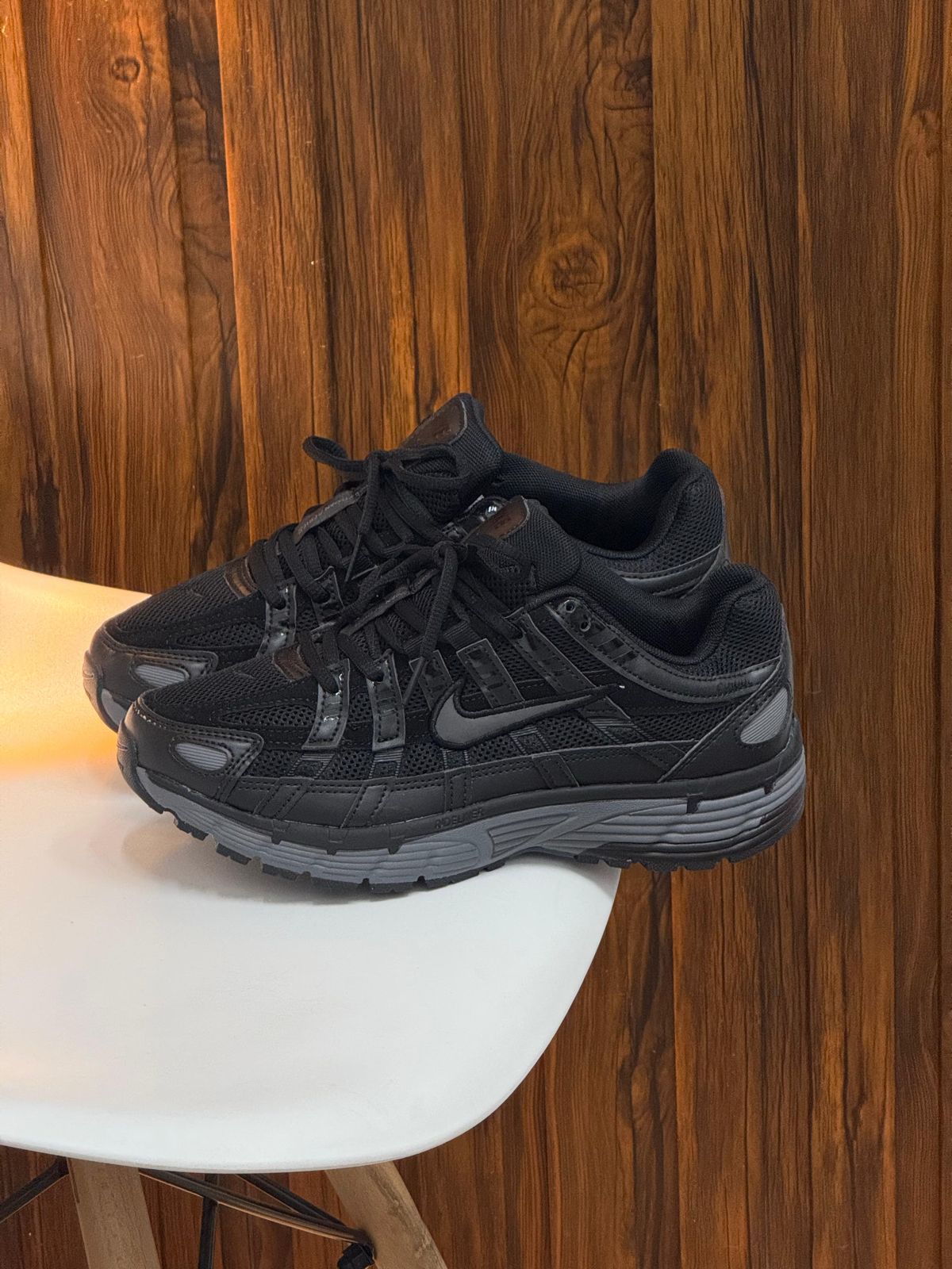 NIKE P-6000 NEGRO GRIS