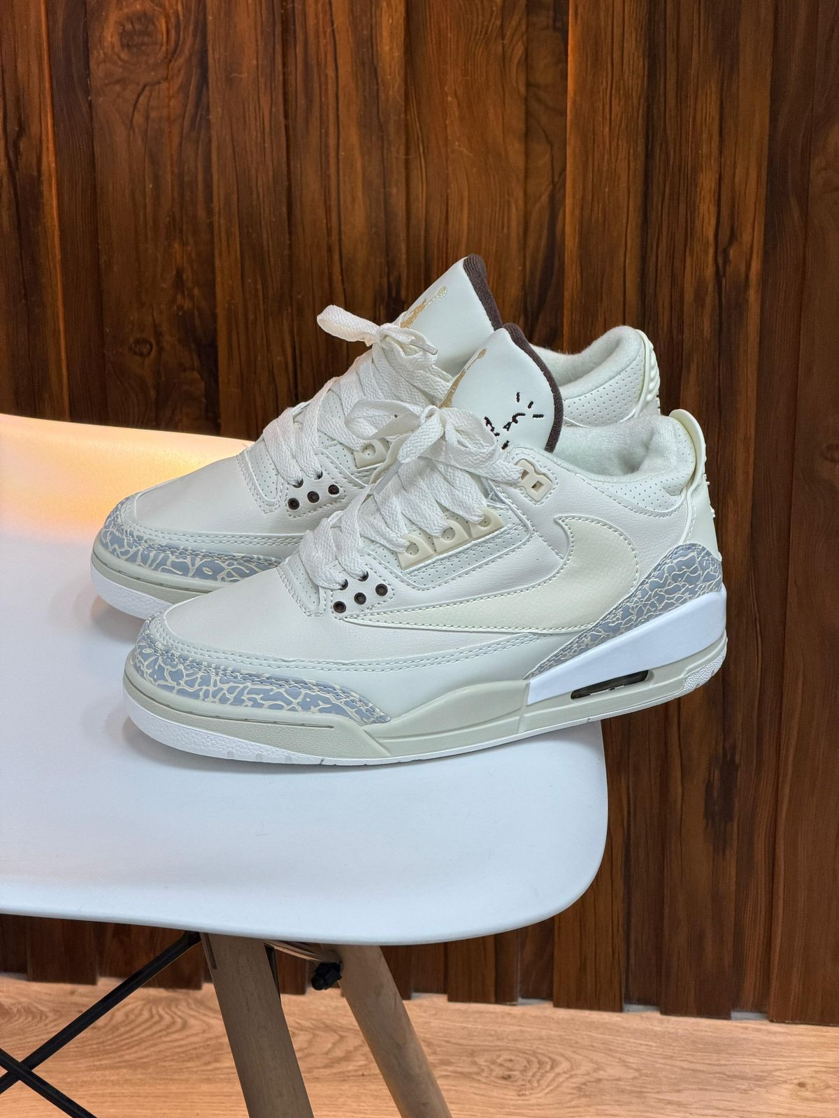 JORDAN RETRO 3 TRAVIS BLANCO