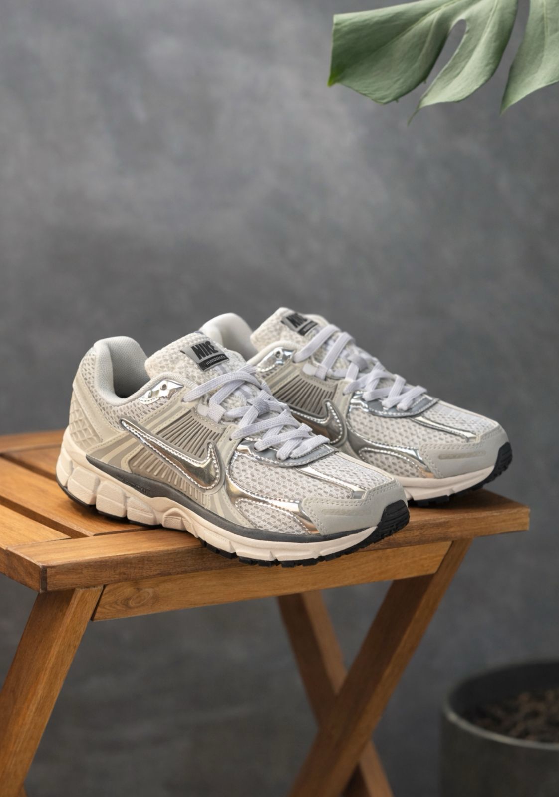 NIKE VOMERO 5 GRIS